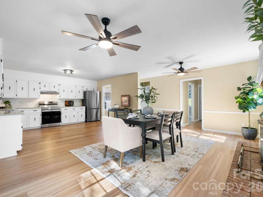 4024 Wandering Lane, Hickory, NC 28601.  MLS# CAR4436910, YatesRealty ID 36213. Kitchen /dinning