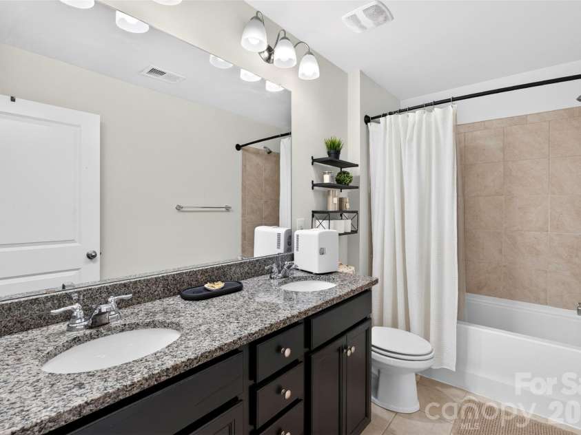 222 Santa Ana Way, Duncan, SC 29334.  MLS# CAR4394280, YatesRealty ID 36214. 