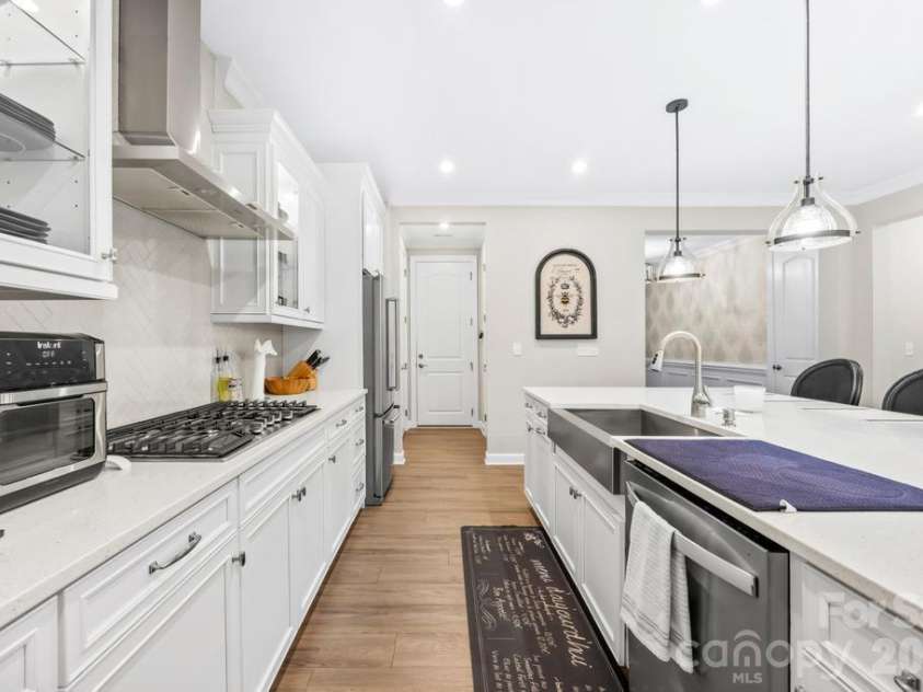 9612 Liberty Hill Drive, Mint Hill, NC 28227.  MLS# CAR4398722, YatesRealty ID 36215. Sellers upgraded lighting in kitchen with pendants