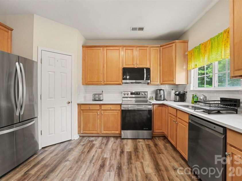 9866 Treeside Lane, Matthews, NC 28105.  MLS# CAR4400724, YatesRealty ID 36226. 