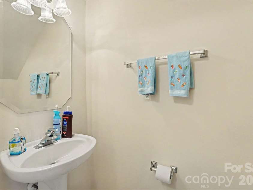 9866 Treeside Lane, Matthews, NC 28105.  MLS# CAR4400724, YatesRealty ID 36226. 