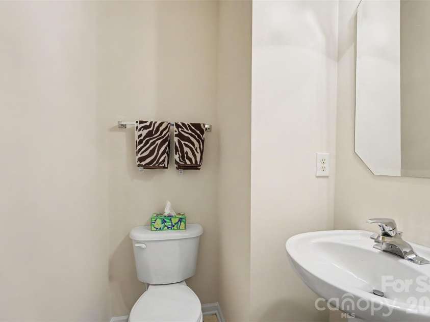 9866 Treeside Lane, Matthews, NC 28105.  MLS# CAR4400724, YatesRealty ID 36226. 