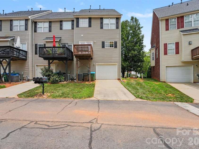 9866 Treeside Lane, Matthews, NC 28105.  MLS# CAR4400724, YatesRealty ID 36226. 