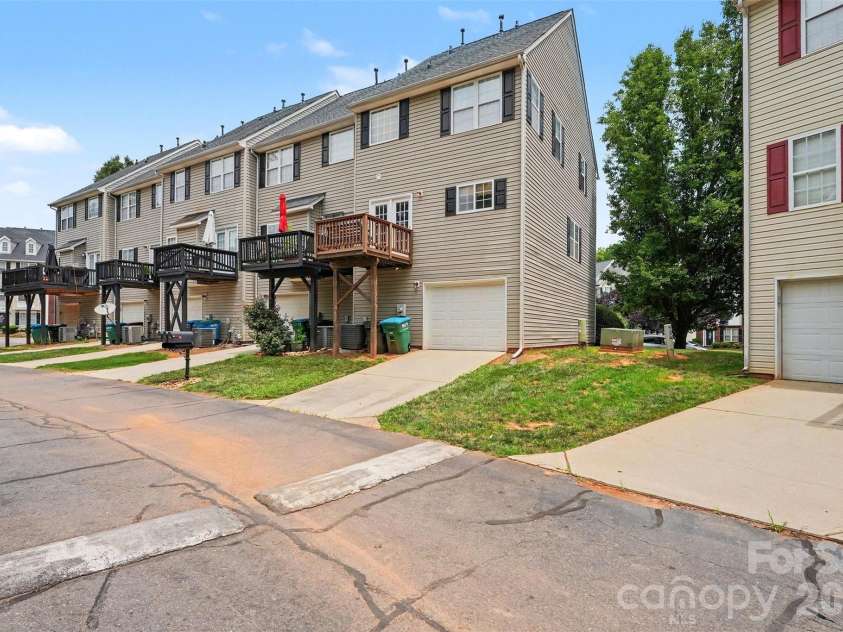 9866 Treeside Lane, Matthews, NC 28105.  MLS# CAR4400724, YatesRealty ID 36226. 
