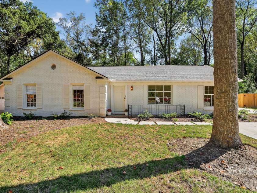 7107 Valley Haven Drive, Charlotte, NC 28211.  MLS# CAR4401246, YatesRealty ID 36231. 