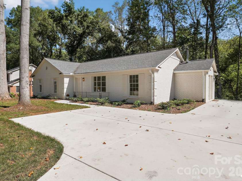 7107 Valley Haven Drive, Charlotte, NC 28211.  MLS# CAR4401246, YatesRealty ID 36231. 