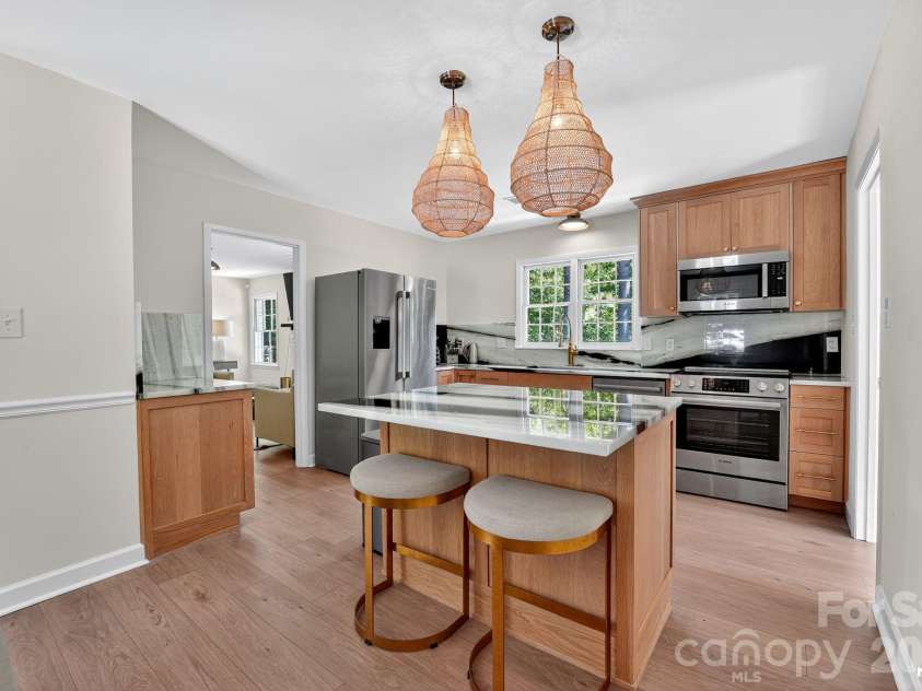 7107 Valley Haven Drive, Charlotte, NC 28211.  MLS# CAR4401246, YatesRealty ID 36231. 