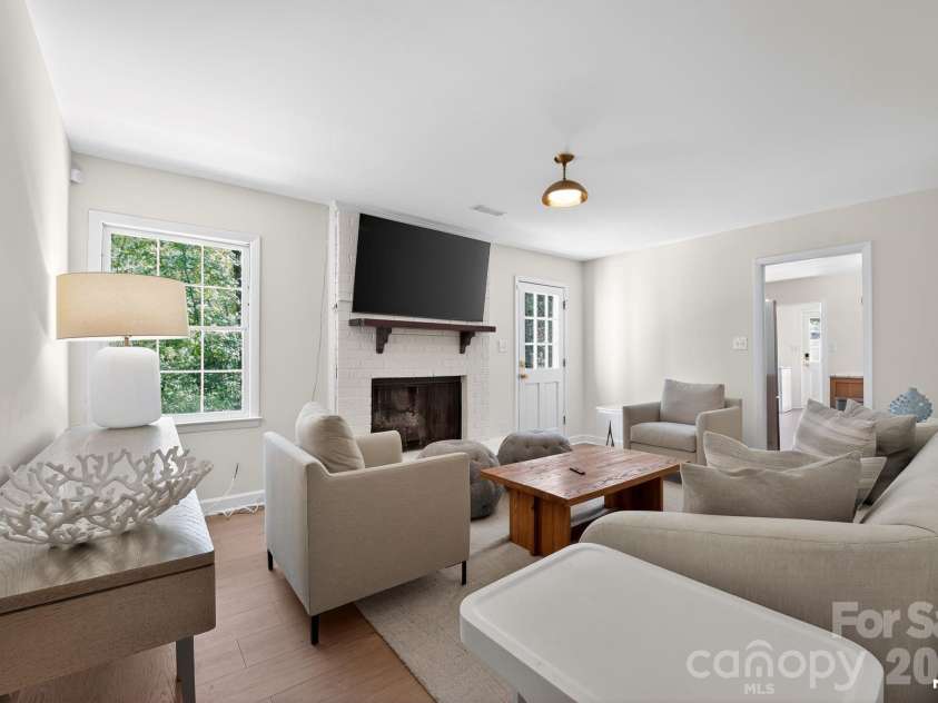 7107 Valley Haven Drive, Charlotte, NC 28211.  MLS# CAR4401246, YatesRealty ID 36231. 
