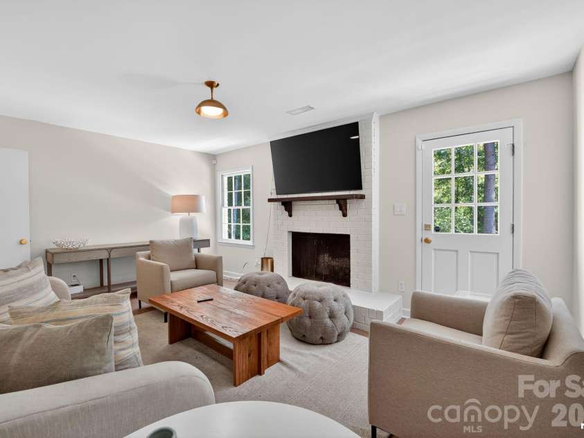 7107 Valley Haven Drive, Charlotte, NC 28211.  MLS# CAR4401246, YatesRealty ID 36231. 