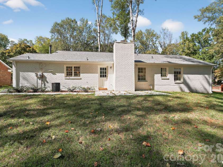 7107 Valley Haven Drive, Charlotte, NC 28211.  MLS# CAR4401246, YatesRealty ID 36231. 
