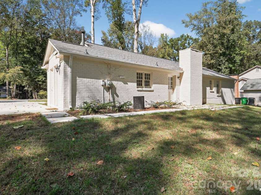 7107 Valley Haven Drive, Charlotte, NC 28211.  MLS# CAR4401246, YatesRealty ID 36231. 