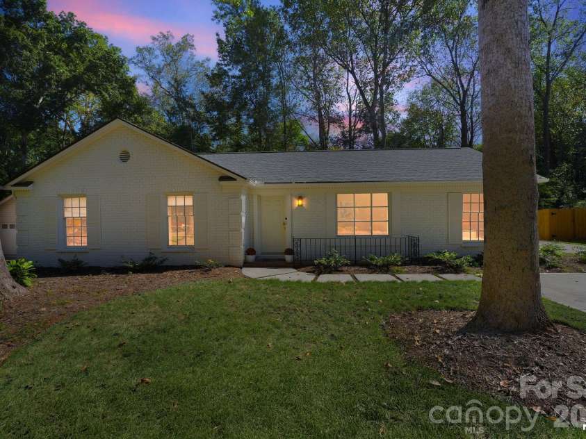 7107 Valley Haven Drive, Charlotte, NC 28211.  MLS# CAR4401246, YatesRealty ID 36231. 