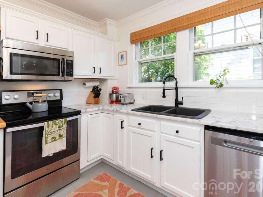 164 Laurel Loop, Asheville, NC 28806.  MLS# CAR4400704, YatesRealty ID 36235. 