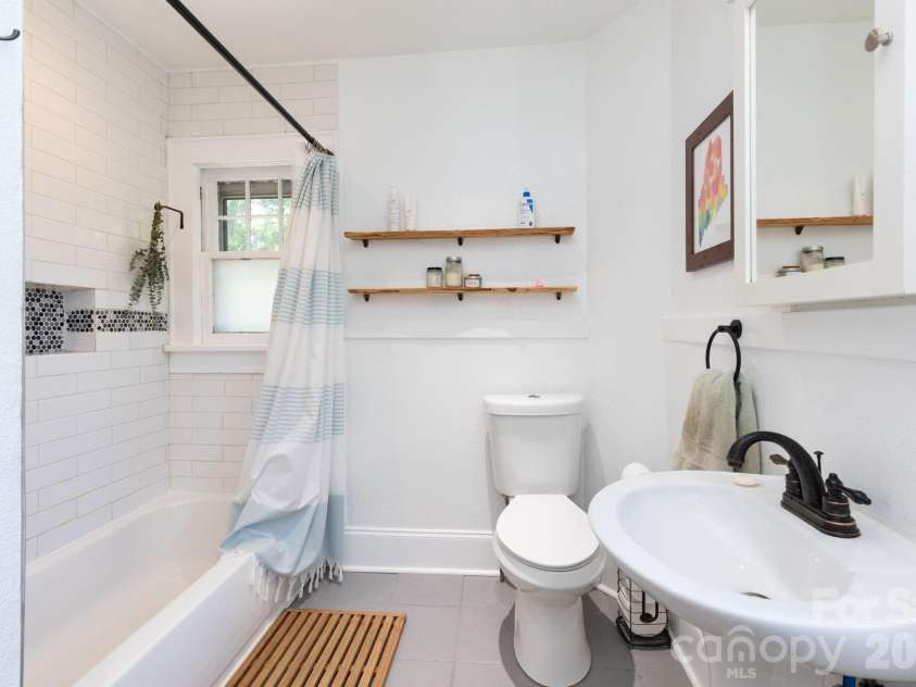 164 Laurel Loop, Asheville, NC 28806.  MLS# CAR4400704, YatesRealty ID 36235. 