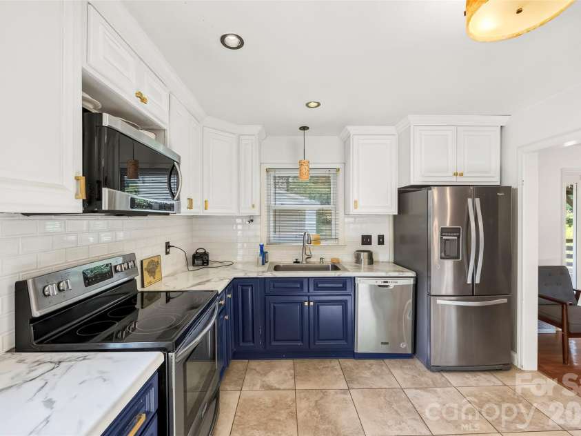 1830 Northbrook Drive, Charlotte, NC 28216.  MLS# CAR4401916, YatesRealty ID 36236. 