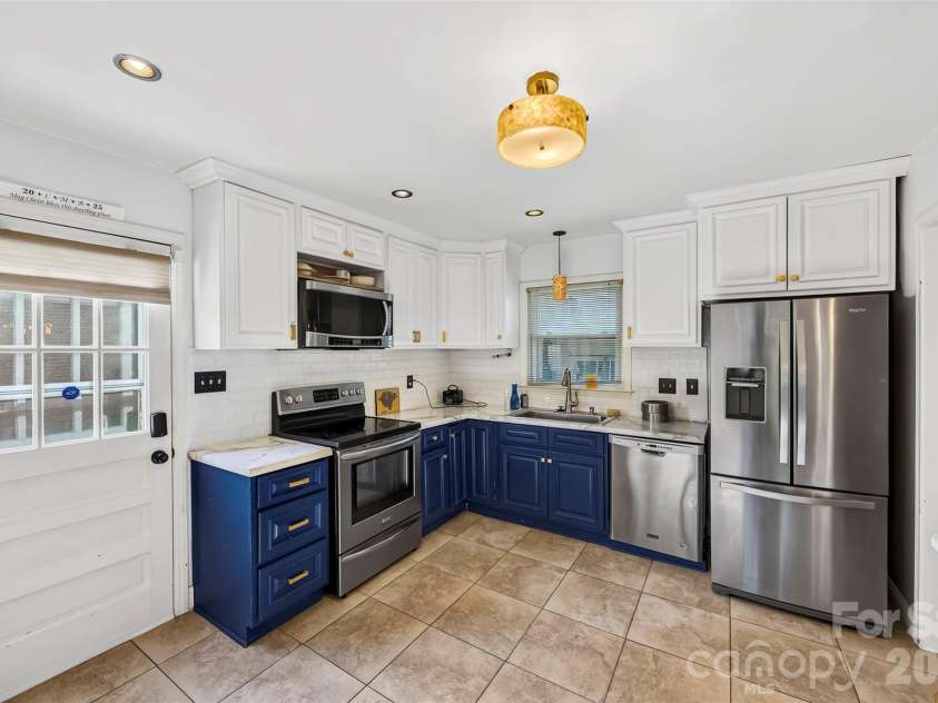 1830 Northbrook Drive, Charlotte, NC 28216.  MLS# CAR4401916, YatesRealty ID 36236. 