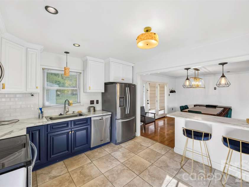 1830 Northbrook Drive, Charlotte, NC 28216.  MLS# CAR4401916, YatesRealty ID 36236. 