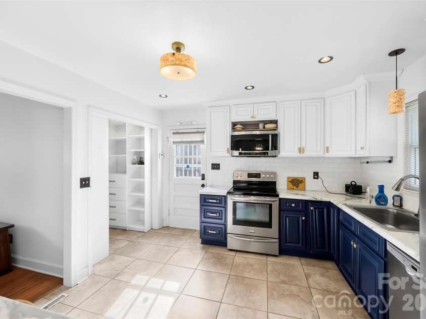 1830 Northbrook Drive, Charlotte, NC 28216.  MLS# CAR4401916, YatesRealty ID 36236. 
