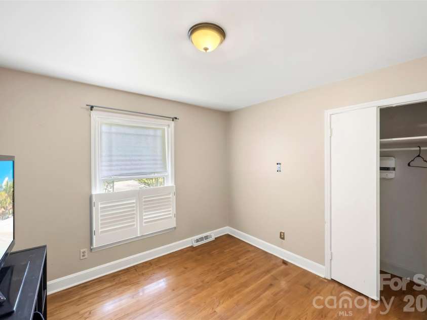 1830 Northbrook Drive, Charlotte, NC 28216.  MLS# CAR4401916, YatesRealty ID 36236. 