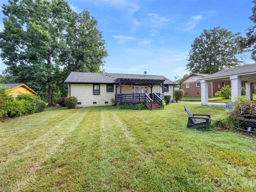 1830 Northbrook Drive, Charlotte, NC 28216.  MLS# CAR4401916, YatesRealty ID 36236. 