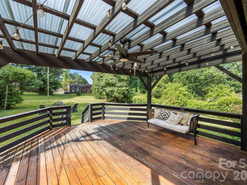 1830 Northbrook Drive, Charlotte, NC 28216.  MLS# CAR4401916, YatesRealty ID 36236. 