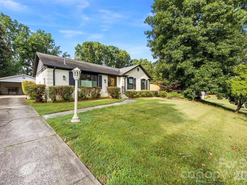 1830 Northbrook Drive, Charlotte, NC 28216.  MLS# CAR4401916, YatesRealty ID 36236. 