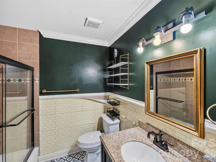 1830 Northbrook Drive, Charlotte, NC 28216.  MLS# CAR4401916, YatesRealty ID 36236. Full Bath.