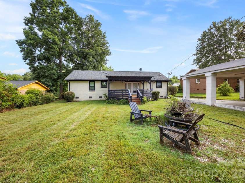 1830 Northbrook Drive, Charlotte, NC 28216.  MLS# CAR4401916, YatesRealty ID 36236. Large backyard.