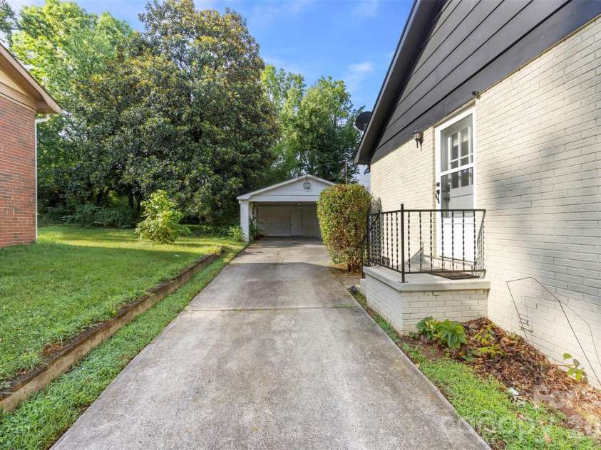 1830 Northbrook Drive, Charlotte, NC 28216.  MLS# CAR4401916, YatesRealty ID 36236. Large driveway.