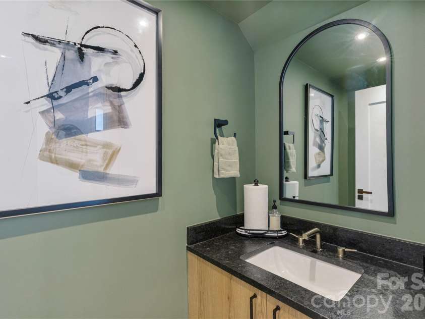 5447 Topping Place, Charlotte, NC 28209.  MLS# CAR4387538, YatesRealty ID 36246. 1/2 Bath - main level