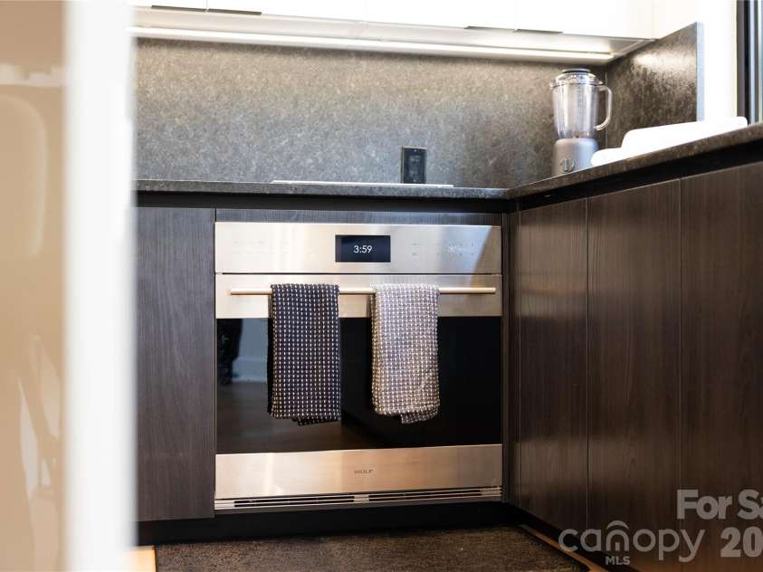5447 Topping Place, Charlotte, NC 28209.  MLS# CAR4387538, YatesRealty ID 36246. Build-in Oven