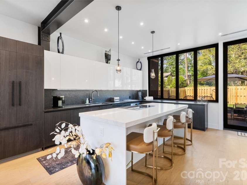 5447 Topping Place, Charlotte, NC 28209.  MLS# CAR4387538, YatesRealty ID 36246. Gourmet Kitchen