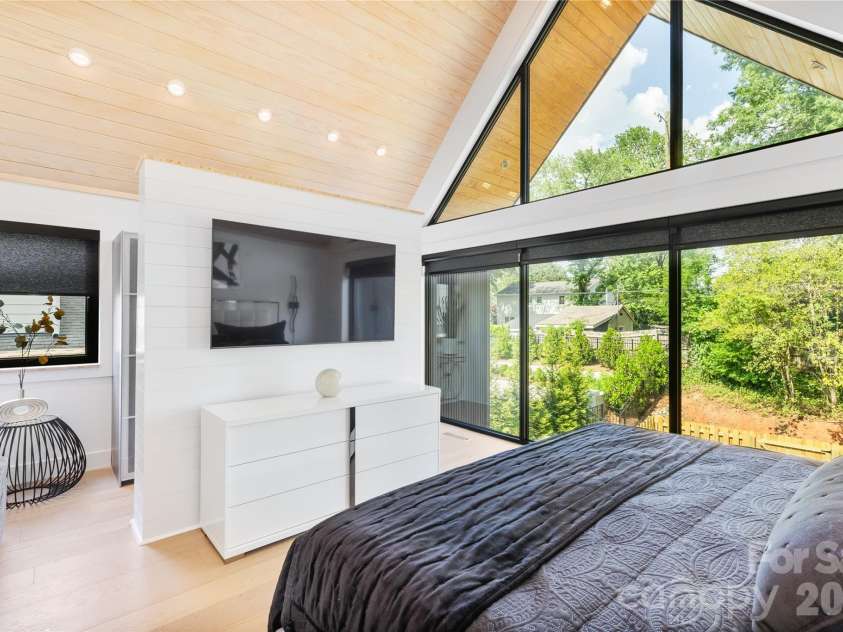 5447 Topping Place, Charlotte, NC 28209.  MLS# CAR4387538, YatesRealty ID 36246. Mater bedroom