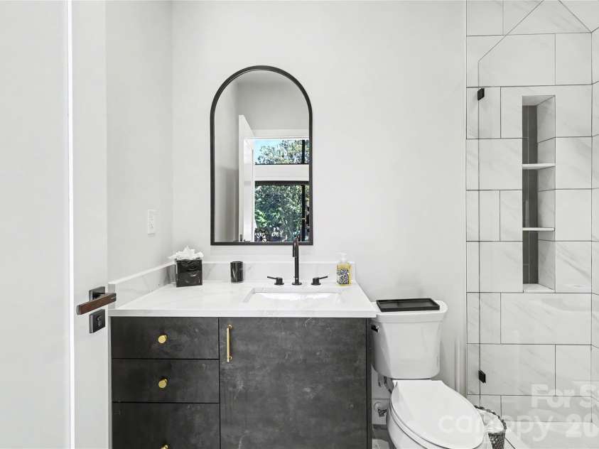 5447 Topping Place, Charlotte, NC 28209.  MLS# CAR4429089, YatesRealty ID 36246. Full bathroom