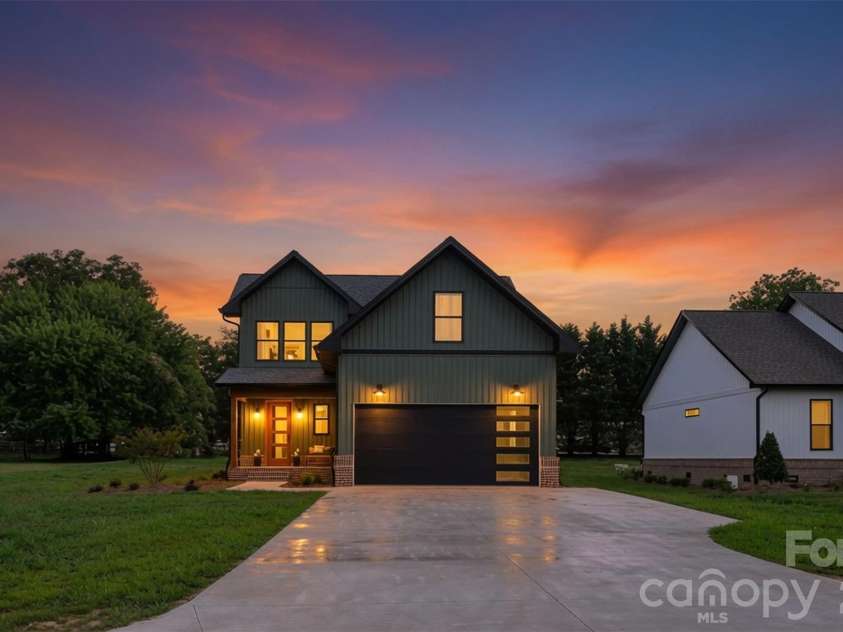 75 2nd Avenue, Taylorsville, NC 28681.  MLS# CAR4394328, YatesRealty ID 36247. 