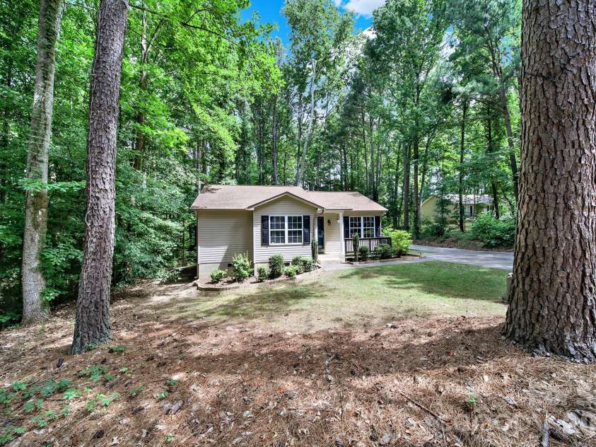 123 Greentree Drive, Mooresville, NC 28117.  MLS# CAR4392693, YatesRealty ID 36248. 123 Greentree Drive