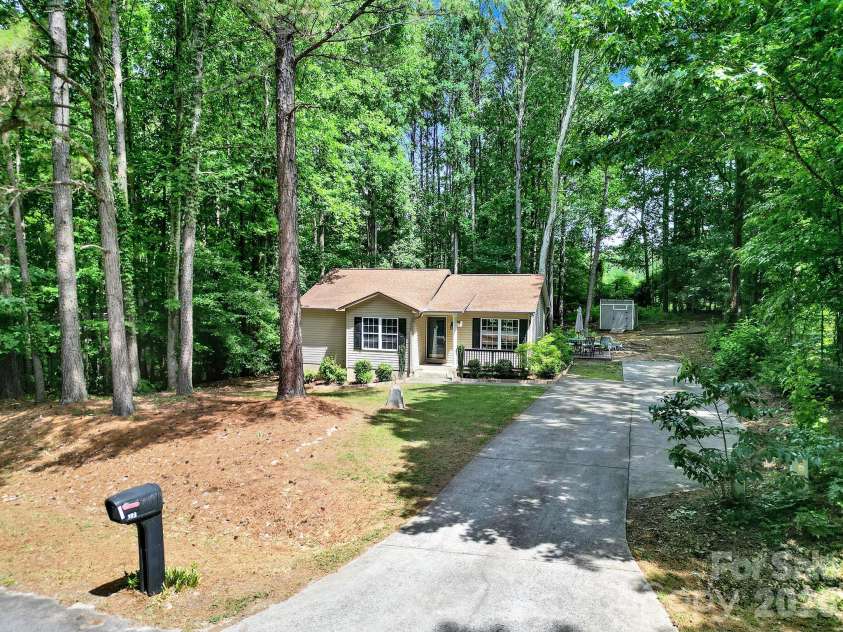 123 Greentree Drive, Mooresville, NC 28117.  MLS# CAR4392693, YatesRealty ID 36248. 