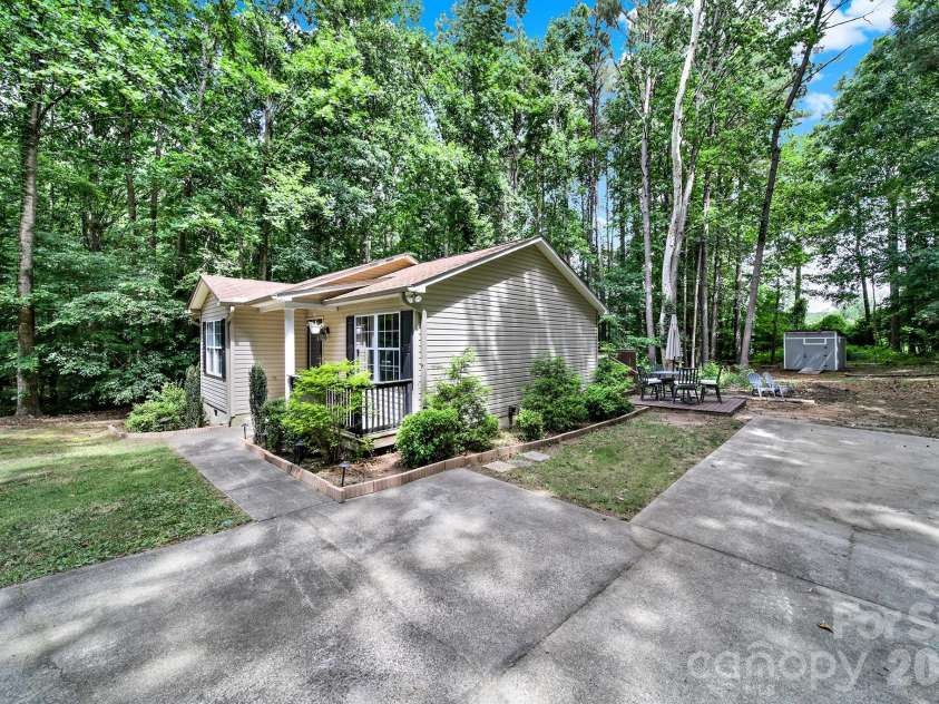 123 Greentree Drive, Mooresville, NC 28117.  MLS# CAR4392693, YatesRealty ID 36248. 