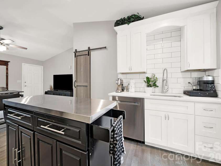 123 Greentree Drive, Mooresville, NC 28117.  MLS# CAR4392693, YatesRealty ID 36248. Kitchen
