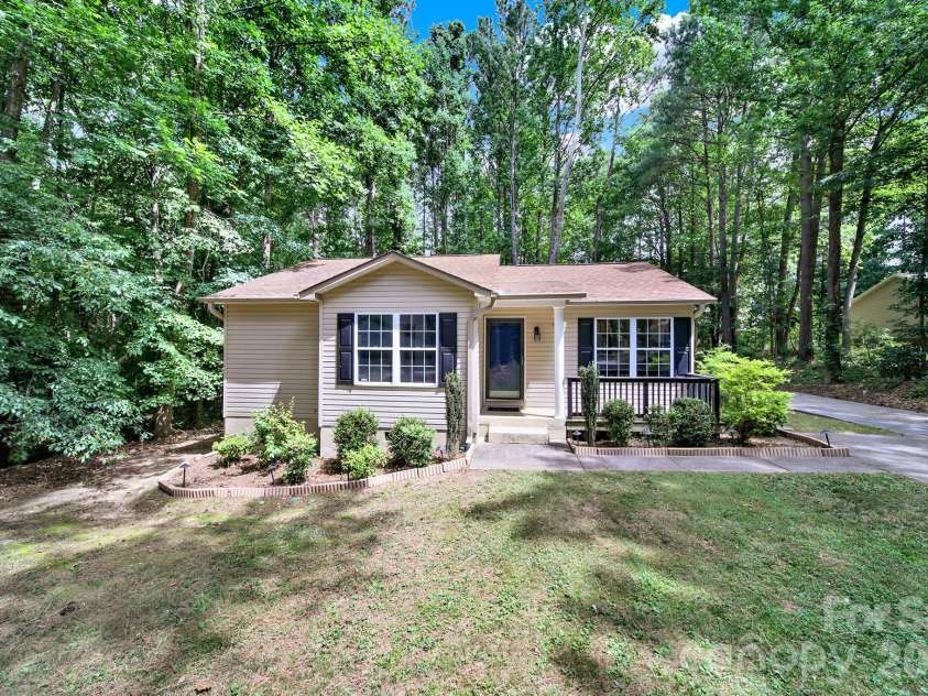 123 Greentree Drive, Mooresville, NC 28117.  MLS# CAR4392693, YatesRealty ID 36248. Welcome Home!