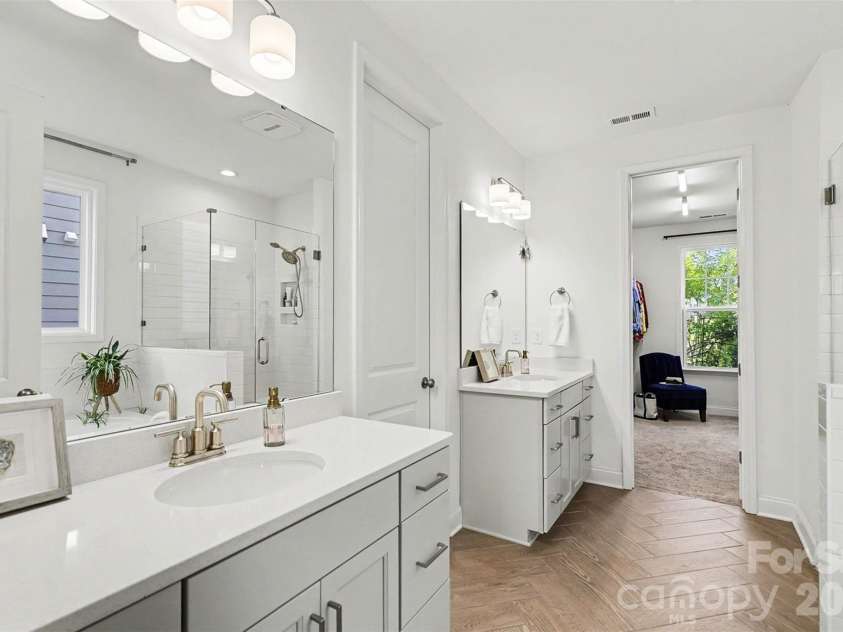 15228 Shallow Ridge Road, Charlotte, NC 28278.  MLS# CAR4393956, YatesRealty ID 36249. Primary Ensuite Bathroom