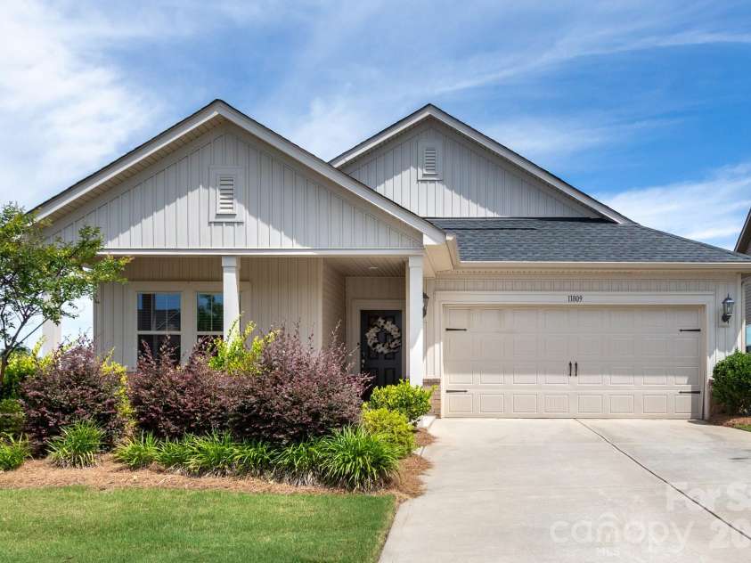11809 Red Leaf Drive, Charlotte, NC 28215.  MLS# CAR4397406, YatesRealty ID 36251. 