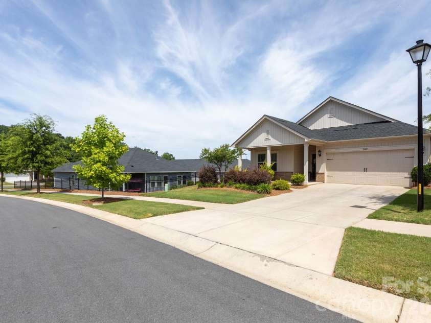 11809 Red Leaf Drive, Charlotte, NC 28215.  MLS# CAR4397406, YatesRealty ID 36251. 