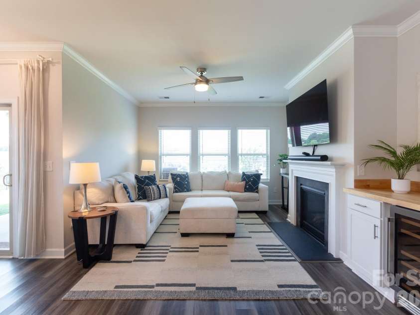11809 Red Leaf Drive, Charlotte, NC 28215.  MLS# CAR4397406, YatesRealty ID 36251. 