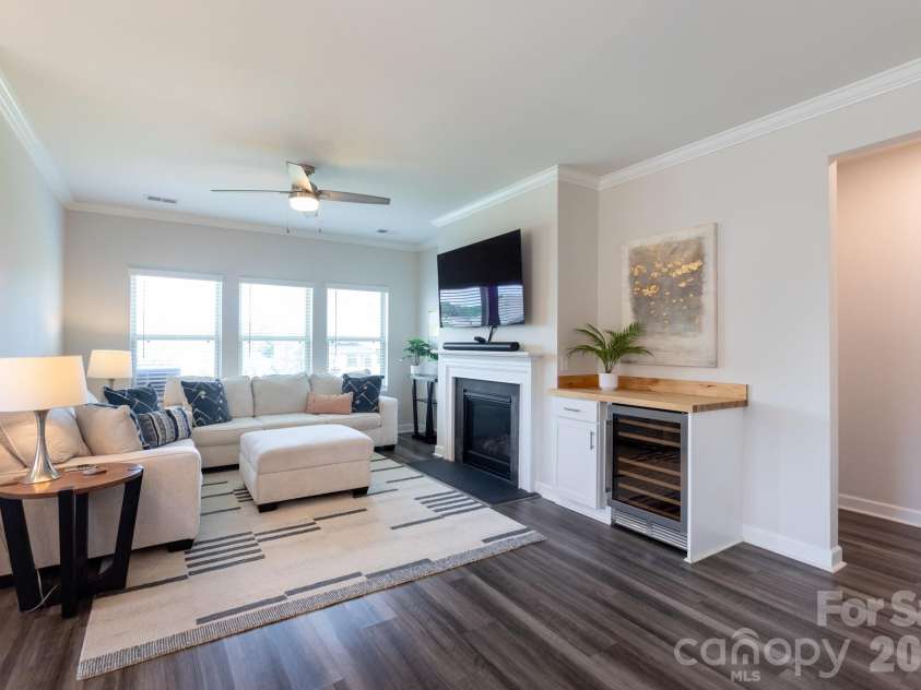 11809 Red Leaf Drive, Charlotte, NC 28215.  MLS# CAR4397406, YatesRealty ID 36251. 