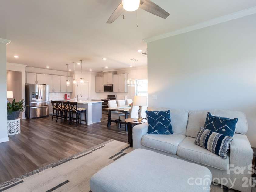 11809 Red Leaf Drive, Charlotte, NC 28215.  MLS# CAR4397406, YatesRealty ID 36251. 