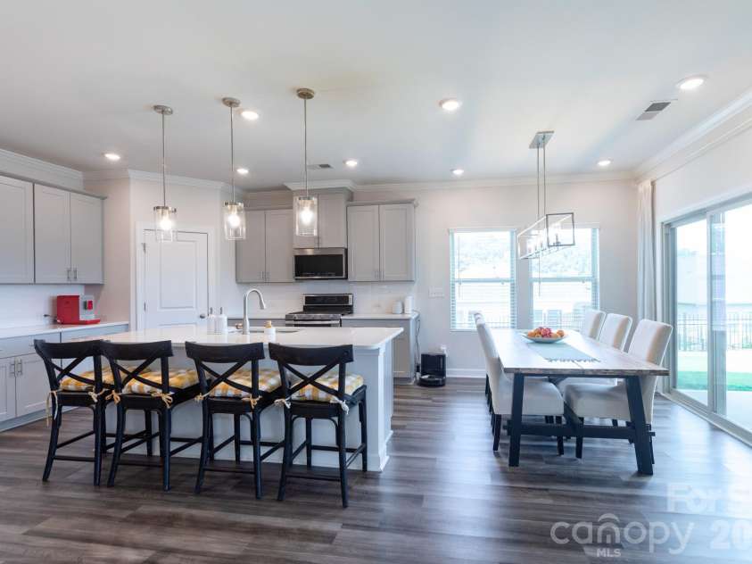11809 Red Leaf Drive, Charlotte, NC 28215.  MLS# CAR4397406, YatesRealty ID 36251. 