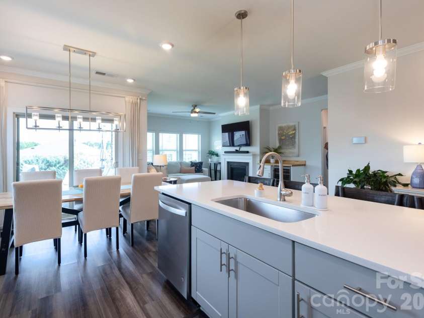 11809 Red Leaf Drive, Charlotte, NC 28215.  MLS# CAR4397406, YatesRealty ID 36251. 