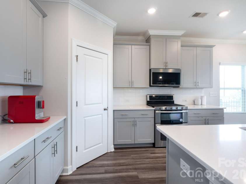 11809 Red Leaf Drive, Charlotte, NC 28215.  MLS# CAR4397406, YatesRealty ID 36251. 