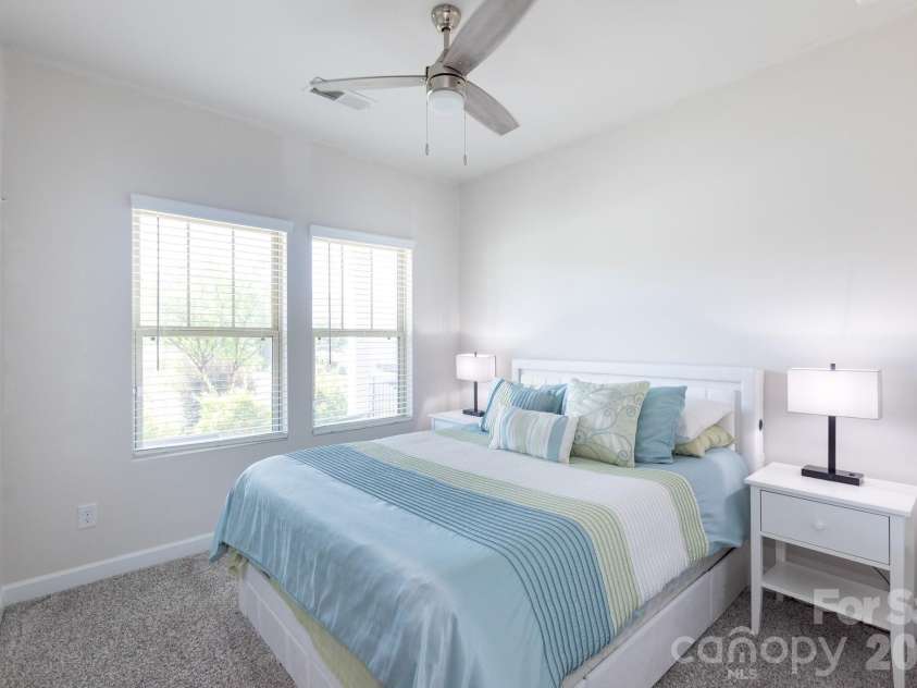 11809 Red Leaf Drive, Charlotte, NC 28215.  MLS# CAR4397406, YatesRealty ID 36251. 